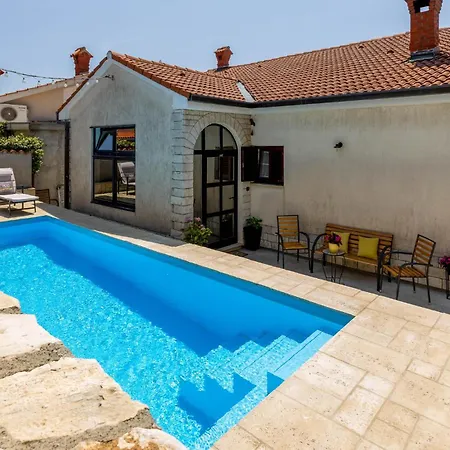 Cozy In With House Sea View Apartment